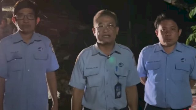 Dirut PDAM Makassar, Beni Iskandar memberikan keterangan di lokasi pengerjaan pipa, Jl Beringin, Senin (27/3) malam. 