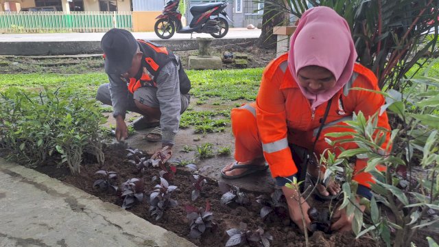 Satgas melakukan penataan taman di Kecamatan Tallo. 