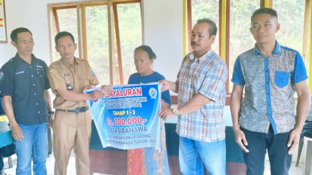 Penyerahan BLT ke penerima manfaat, Selasa (21/3). Dok. Aswin R/HN