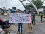 Aksi Subhan Depan Pelabuhan Makassar Bentangkan Spanduk &#8216;Minta Tolong ke Jokowi&#8217;