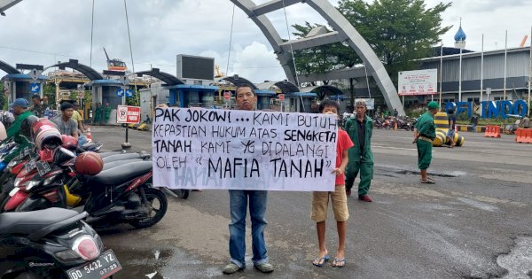 Aksi Subhan Depan Pelabuhan Makassar Bentangkan Spanduk ‘Minta Tolong ke Jokowi’