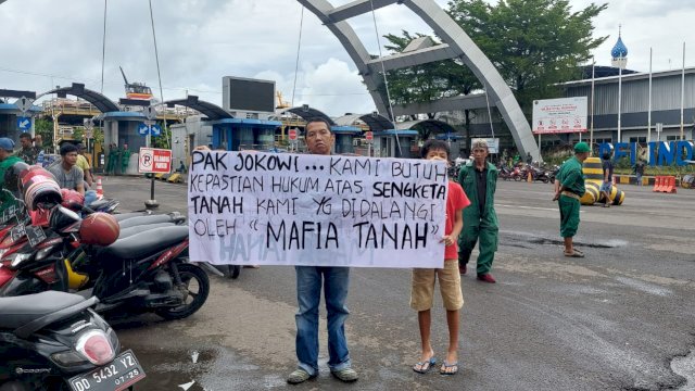 Aksi Subhan Depan Pelabuhan Makassar Bentangkan Spanduk &#8216;Minta Tolong ke Jokowi&#8217;