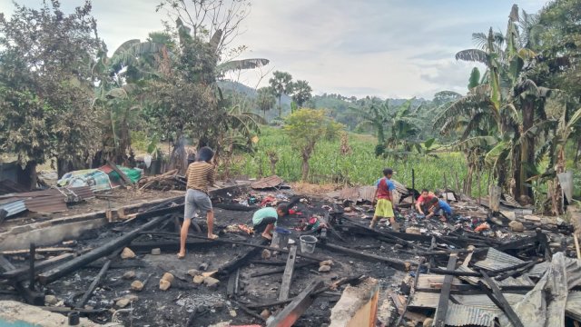 Puing-puing rumah yang terbakar di Desa Maero, Rabu (29/3). Dok. Aswir/HN