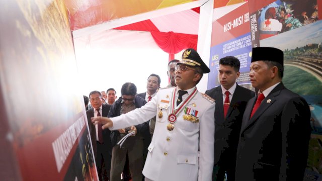 Moh Ramdhan Pomanto dihadapan Menteri Dalam Negeri Tito Karnavian menjelaskan inovasi unggulan Pemkot Makassar di Festival Inovasi Pemda pada puncak Peringatan Hari Otonomi Daerah (OTDA) XXVII Anjungan Pantai Losari, Sabtu (29/04).