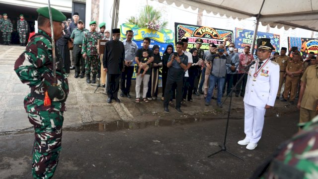 Wali Kota Makassar Moh Ramdhan Pomanto menjadi inspektur upacara pada Prosesi Pelepasan Jenazah Almarhum Muhammad Rapsel Ali di Kediaman Almarhum, Jl Bonto Mangepe, Makassar, Senin, (10/04).
