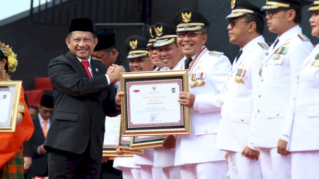 Wali Kota Makassar Moh Ramdha Pomanto menerima penghargaan dari Kementerian Dalam Negeri (Kemendagri) sebagai salah satu daerah yang berprestasi dengan status kinerja tertinggi secara nasional. Penghargaan diserahkan langsung oleh Menteri Dalam Negeri Tito Karnavian dalam Upacara Peringatan Hari Otonomi Daerah XXVII di Anjungan City Of Makassar, Sabtu (29/4).