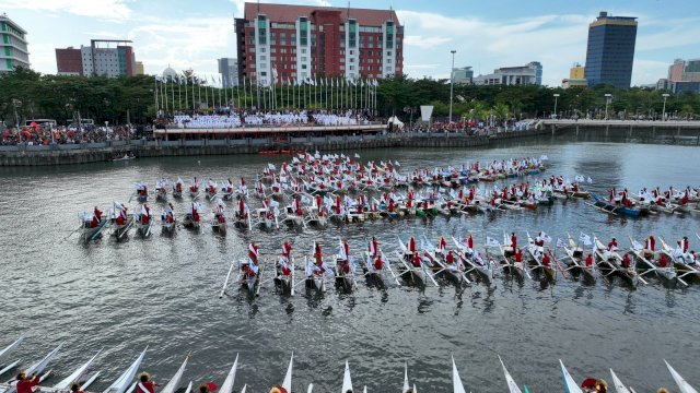 Perahu nelayan kibarkan 514 bendera kabupaten/kota se-Indonesia pada Puncak Peringatan Hari Otonomi Daerah (OTDA) XXVII di Anjungan City Of Makassar, Sabtu (29/04).