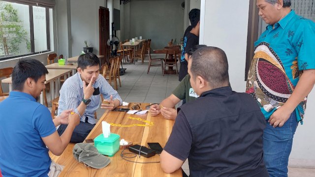 ilustrasi main domino. 