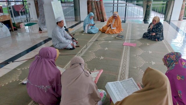 Program pengajian rutin bagi ASN lingkup Sekretariat DPRD Makassar, Senin (10/4). Dok. HN