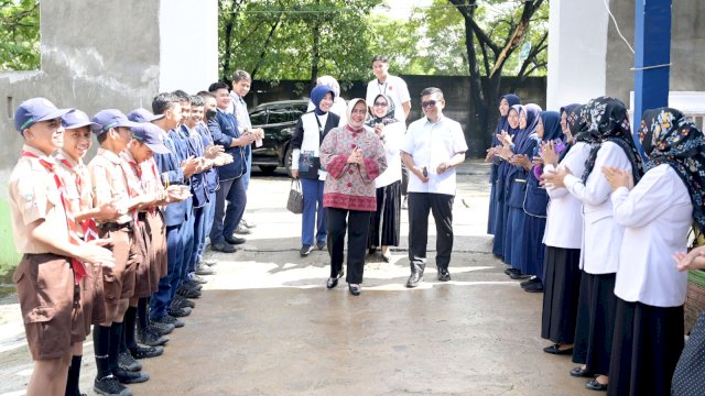 Indira Yusuf Ismail kembali menyambangi salah satu sekolah yakni Sekolah Menengah Pertama (SMP) Negeri 9 Makassar, tinjau implementasi studi tiru, Rabu (12/04).