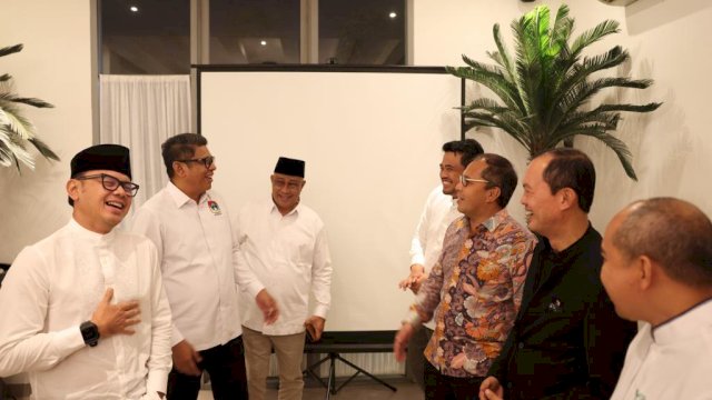 Wali Kota Makassar Moh Ramdhan Pomanto kumpul bersama kepala daerah Pengurus APEKSI. Terlihat Wali Kota Bogor Bima Arya, Wali Kota Medan Bobby Nasution, Wali Kota Palembang Harnojoyo, Wali Kota Tidore Ali Ibrahim, Wali Kota Bandar Lampung Eva Dwiana, Wali Kota Gorontalo Marten Taha, dan Wali Kota Bontang Basri Rase, sesekali tertawa menimpali obrolan satu sama lain, Jakarta (06/04).