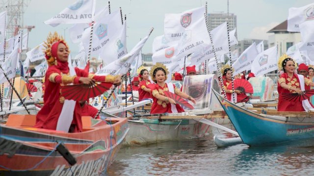 Tarian pakarena khas Makassar memang menjadi rangkaian kegiatan peringatan Hari Kebudayaan pada Puncak Peringatan Hari OTDA XXVII di anjungan Pantai Losari, Sabtu (29/04). Foto: Humas BPBD