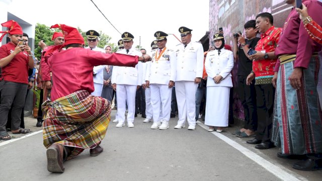 Para kepala daerah yang datang berkunjung ke Longwis Kyoto disambut dengan tarian daerah serta Angngaru', Sabtu (29/04).