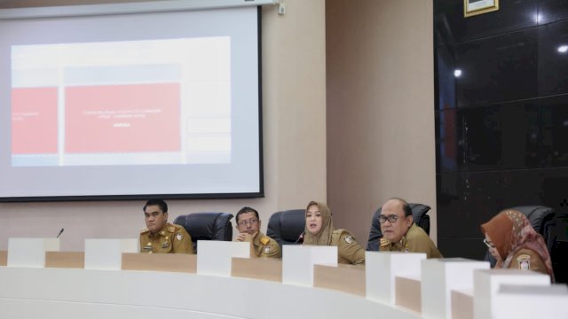 Fatmawati Rusdi yang didampingi oleh Sekda Kota Makassar, Muh. Anshar dan para Asisten Pemkot Makassar gelar rakoor lanjutan kesiapan Pemkot Makassar laksanakan Rapat Kerja Nasional (Rakernas) XVI Asosiasi Pemerintah Kota Seluruh Indonesia (APEKSI) Tahun 2023, di Ruang Sipakatau, Senin (10/04).