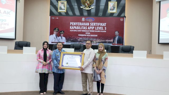 Penyerahan Sertifikat Kapabilitas APIP Level 3 oleh Kepala BPKP Perwakilan Provinsi Sulsel kepada Pemkot Makassar di Balai Kota, Jumat, (14/04).