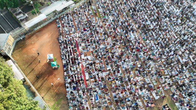 Ribuan warga Kota Makassar memadati Lapangan Karebosi melaksanakan Shalat Idul Fitri 1444 Hijriah, Sabtu (22/04).