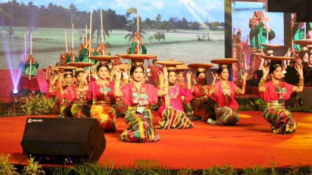 Tarian Kalompoanna parasanganta sambut para tamu OTDA XXVII pada Gala Dinner yang digelar di Four Point Sheraton Hotel, Sabtu (29/04).