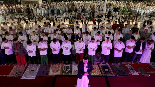 Ribuan warga Makassar kembali mengikuti shalat subuh berjamaah yang diselenggarakan di Anjungan Pantai Losari, City Of Makassar, Sabtu (08/04).