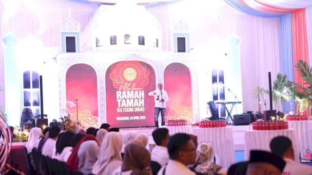 Danny Pomanto dihadapan alumni dari berbagai angkatan pada Malam Ramah Tamah Ikatan Alumni Teknik Unhas, di Amirullah, Senin (24/04).