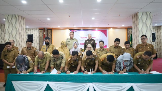 Penandatanganan pakta integritas antara Pemkot Makassar dan Kejari Makassar berlangsung di Kantor Kejari Makassar, Jalan Amangappa, Senin (3/04).