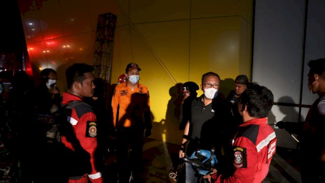 Wali Kota Makassar Moh Ramdhan Pomanto turun langsung ke lokasi kebakaran di Trans Studio Mall (TSM) Makassar, Jalan Metro Tanjung Bunga, Senin (24/04) malam.