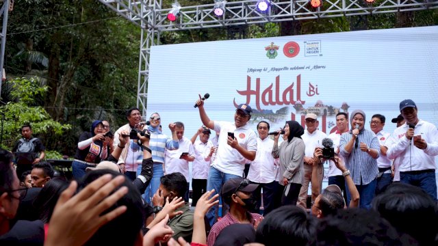 Ketua IKA Unhas Amran Sulaiman dan Ketua IKA Unhas Sulsel Moh Ramdhan Pomanto serta seluruh Ketua IKA Unhas Wilayah begitu menikmati acara halal bihalal di Bantimurung, Kamis, (27/04).