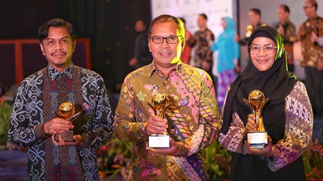 Pemkot Makassar meraih tiga penghargaan sekaligus pada Top BUMD Award 2023, di Dian Ballroom Hotel Reffles Jakarta, Rabu (05/04).
