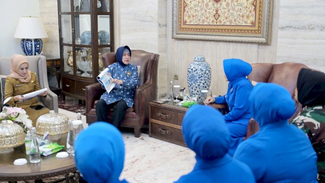 Ketua TP PKK Kota Makassar Indira Yusuf Ismail menerima kunjungan Ketua Koordinator Cabang VI Daerah Jalasenastri Armada II (DJA II) Dewi Amir Kasman beserta jajaran, di kediamannya, Jalan Amirullah, Selasa (11/04)