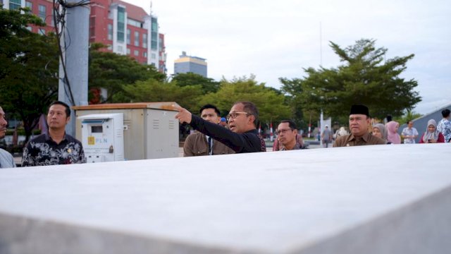 Wali Kota Makassar Moh Ramdhan Pomanto melakukan finalisasi kedatangan Mendagri dan upacara dalam rangka Peringatan Hari Otonomi Daerah (OTDA) XXVII di Anjungan Pantai Losari, Kamis (27/04).