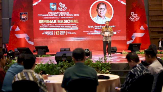 Wali Kota Makassar Moh Ramdhan Pomanto membuka Seminar Nasional bertajuk “Refleksi 27 Tahun Otonomi Daerah dalam Rangka Mewujudkan Otonomi Daerah Maju, Indonesia Unggul” di Hotel Four Points, Kamis (13/04).