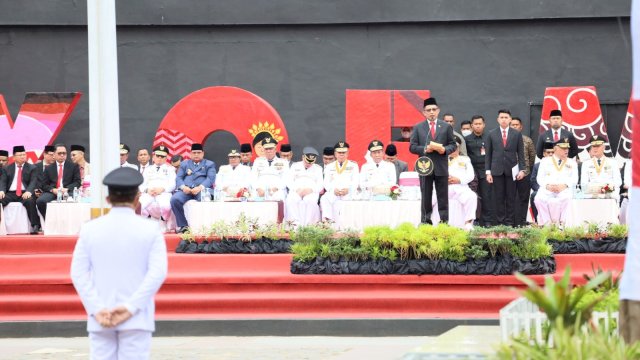 Mendagri RI Jenderal Pol (Purn) Tito Karnavian dalam upacara Peringatan Hari OTDA XXVII di Anjungan Pantai Losari, Sabtu, (29/04).