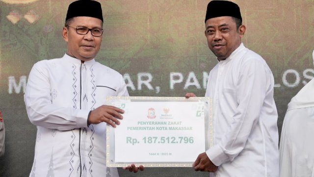 Danny Pomanto menyerahkan zakat dari ASN Pemkot Makassar sebesar Rp187 juta lewat Baznas pada momentum Gerakan Makassar Shalat Subuh Berjamaah (GMSSB), di Anjungan City Of Makassar, Sabtu (15/04).