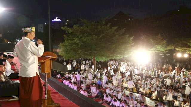Mayjen TNI Totok Imam Santoso dihadapan ribuan jamaah GMSSB, di Anjungan Pantai Losari, Sabtu (08/04).