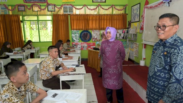 Indira Yusuf Ismail didampingi Pokja PAUD dan Kepala Dinas Pendidikan (Disdik) menyambangi SMP Negeri 30 Makassar yang berlokasi di Kompleks Perumnas Bumi Tamalanrea Permai, Kamis (13/04).