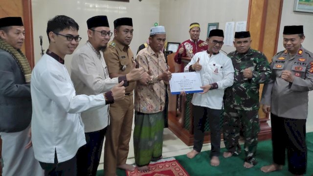 Pemkot Makassar Serahkan Dana Hibah Rp 100 Juta di Masjid Baiturrahim Parinring Tamangapa