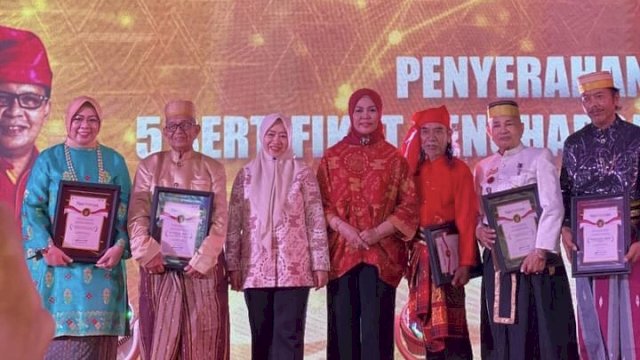 Penyerahan 5 Sertifikat Penghargaan Maestro yang diserahkan langsung oleh Asisten II Rusmayani Majid didampingi Kadis Kebudayaan Andi Herfida Attas, serta penyerahan 18 sertifikat penghargaan Cagar Budaya, Sabtu (29/04).