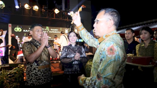 Wali Kota Danny Pomanto dan Kombes Pol Budi Haryanto pada acara Malam Kenal Pamit Kapolrestabes Makassar, di Mapolrestabes Makassar, Minggu (09/04).