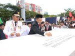 Mendagri Tito dan Danny Pomanto Bersama Ratusan Pimpinan Daerah Tanda Tangani Prasasti Hari Otda XXVII di Anjungan Losari