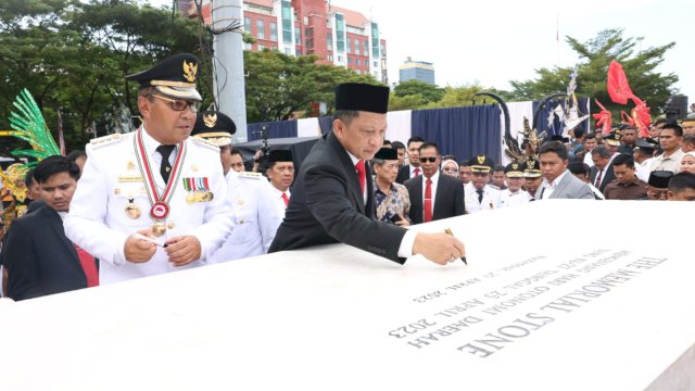 Mendagri RI Tito Karnavian bersama Danny Pomanto dan jajaran kepala daerah tampak secara bergantian membubuhkan nama dan tanda tangan di atas prasasti bertuliskan "The Memorial Stone Mengenang Hari Otonomi Daerah Yang Ke 27 Tanggal 25 April 2023" 