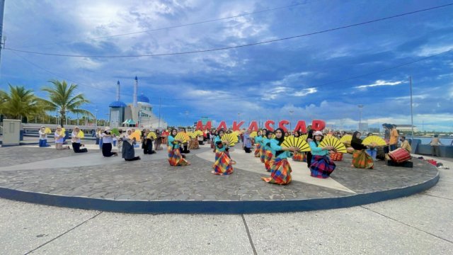 Gladi 200 penari yang akan melakukan atraksi tari Pakarena pada Peringatan Hari Otonomi Daerah (OTDA) XXVII di Makassar dan dirangkaikan dengan Hari Kebudayaan pada Sabtu (29/04) mendatang.