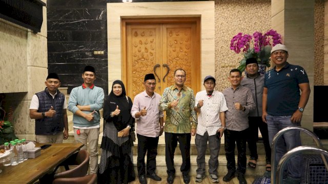 Wali Kota Makassar Moh Ramdhan Pomanto menerima audiensi Pengurus IKA Unhas Kota Palopo, di Jalan Amirullah, Minggu (09/04) malam.