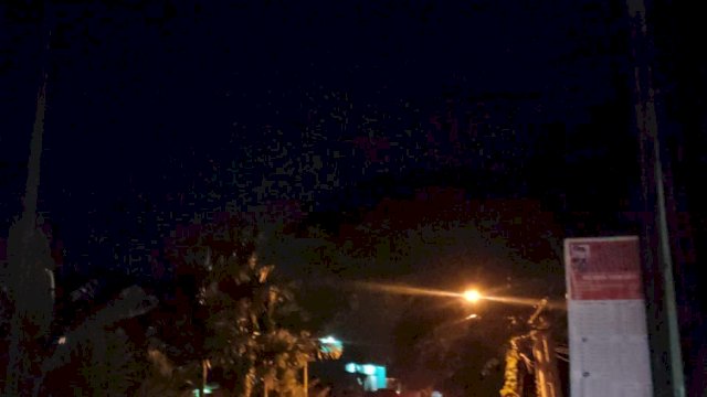 Lampu jalan padam di Jl PDAM (dekat SMP 32 Palembang). Kiriman Very