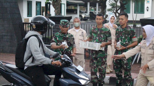 Raih Keberkahan Ramadhan, Personel Korem 072/Pamungkas Rela Turun ke Jalan