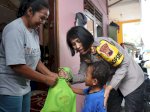 AKBP Yolanda Bagi Sembako Door to Door ke Rumah Warga