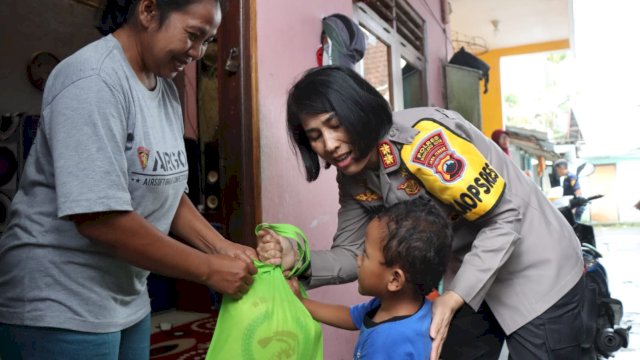 AKBP Yolanda Bagi Sembako Door to Door ke Rumah Warga