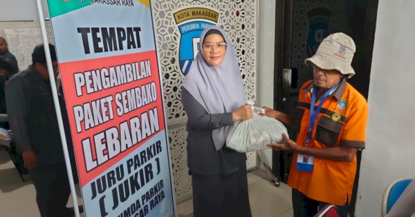 Jukir Bersyukur Terima Paket Lebaran dari Perumda Parkir