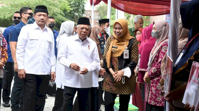 Wakil Presiden RI KH Ma’ruf Amin Antar Bantuan ke Warga Demak