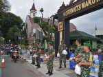 Tanpa Rasa Canggung, Danrem 073/Makutarama Turun ke Jalan Bagi Takjil Gratis&nbsp;
