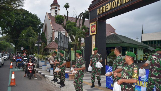 Tanpa Rasa Canggung, Danrem 073/Makutarama Turun ke Jalan Bagi Takjil Gratis&nbsp;