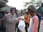 Jalin Silaturahmi, Polwan Polresta Magelang Turun ke Jalan Bagi Takjil